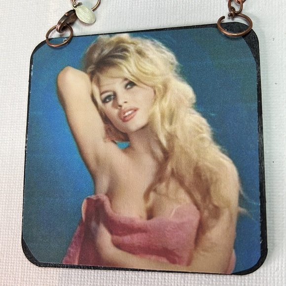 Brigitte Bardot Ornament - Picture 3 of 3